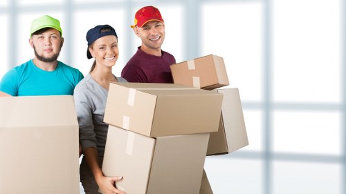 Removal van service emphasizing safe handling and vehicle safety
